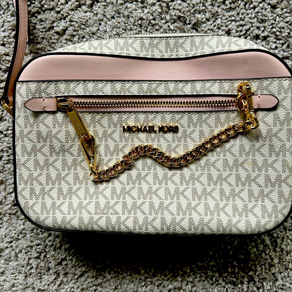 I’m selling this Michael Khors purse used 1 time